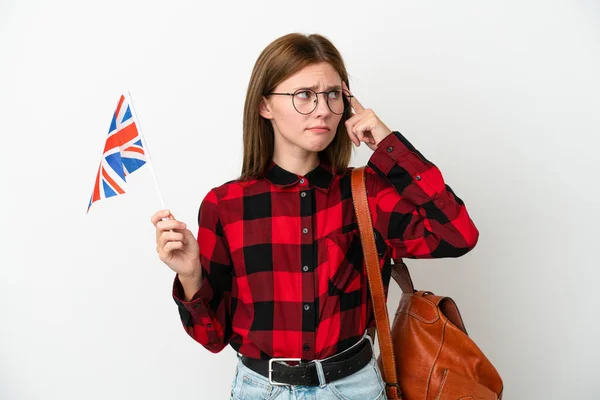 举着英国国旗的年轻女子 蓝色背景 有着怀疑和思考 — 图库照片