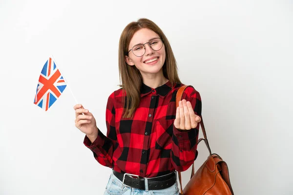 Mladá Žena Držící Vlajku Spojeného Království Izolovanou Modrém Pozadí Zvoucí — Stock fotografie