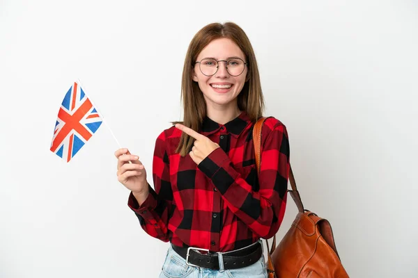 Jovem Segurando Uma Bandeira Reino Unido Isolada Fundo Azul Apontando — Fotografia de Stock