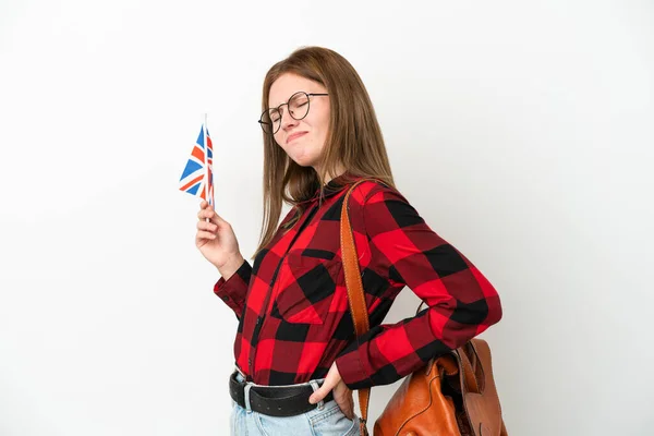 年轻女子举着英国国旗 蓝色背景孤立无援 背痛难忍 — 图库照片