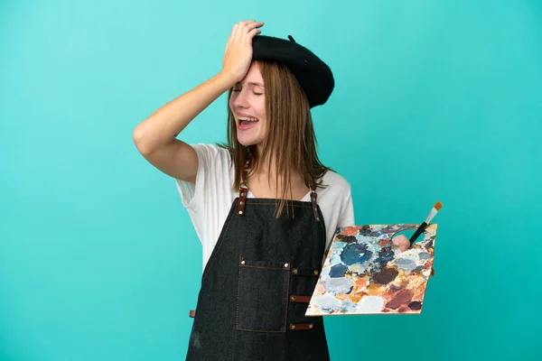Młoda Artystka Angielska Kobieta Trzymająca Paletę Odizolowanych Niebieskim Tle Coś — Zdjęcie stockowe