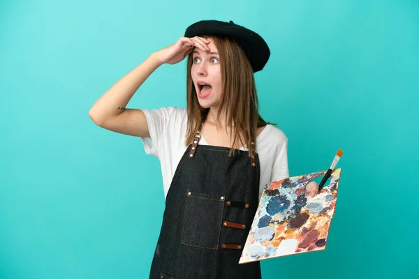 Joven Artista Inglesa Sosteniendo Una Paleta Aislada Sobre Fondo Azul —  Fotos de Stock