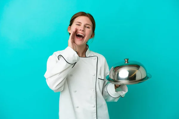 Junge Köchin Frau Mit Tablett Isoliert Auf Blauem Hintergrund Schreit — Stockfoto