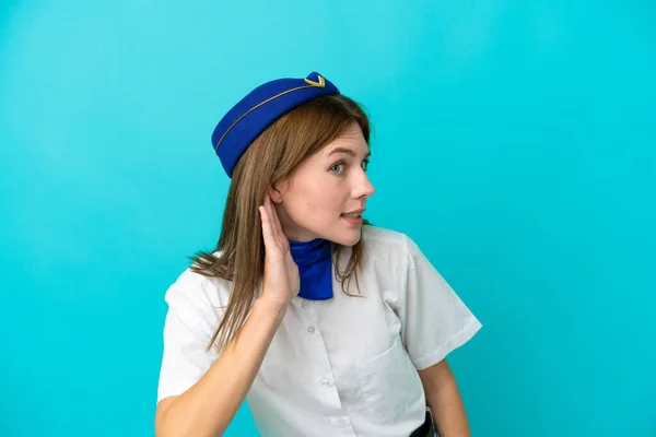 Stewardess Flugzeug Englische Frau Isoliert Auf Blauem Hintergrund Hört Etwas — Stockfoto