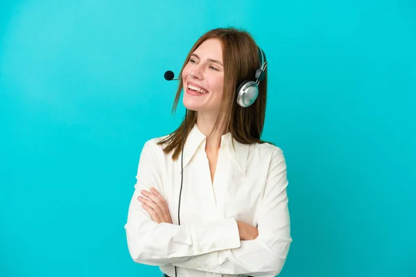 テレマーケター英語の女性は 青の背景に隔離されたヘッドセットで働いて幸せと笑顔 — ストック写真