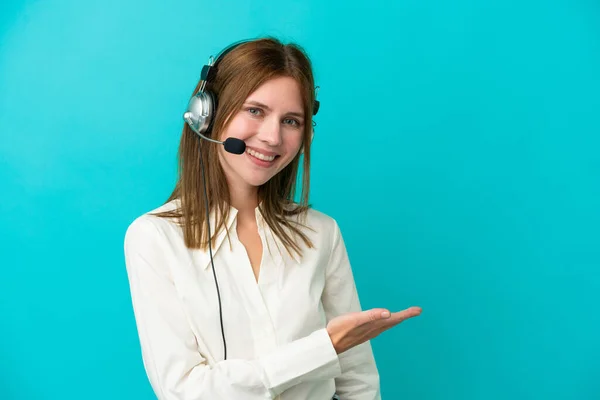 Telemarketer English Woman Working Headset Isolated Blue Background Presenting Idea — Stock Photo, Image