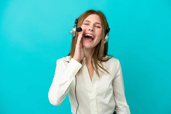 Telemarketer Anglická Žena Pracuje Sluchátka Izolované Modrém Pozadí Křičí Ústy — Stock fotografie