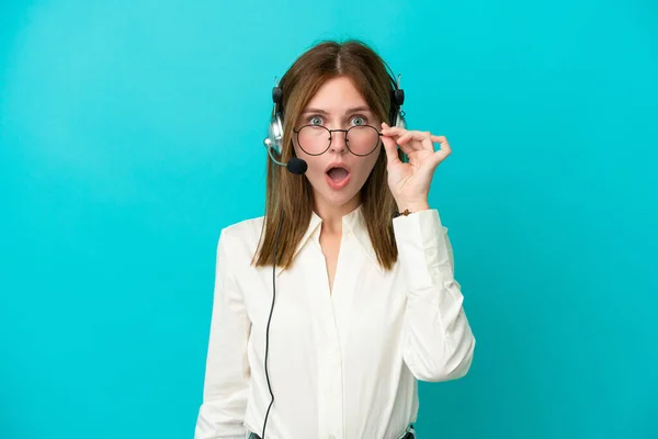 Telemarketer English Woman Working Headset Isolated Blue Background Glasses Surprised — Stockfoto