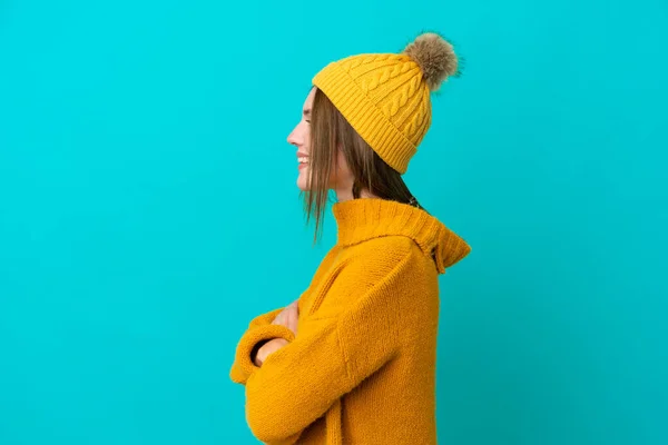 Jovem Inglesa Vestindo Casaco Inverno Isolado Fundo Azul Posição Lateral — Fotografia de Stock