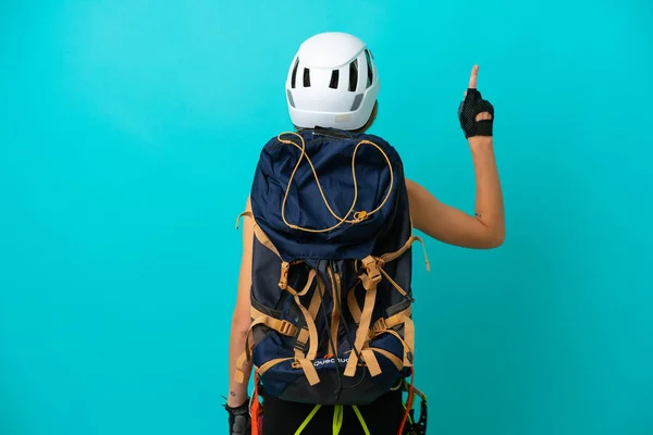 Genç Ngiliz Dağcı Kadın Mavi Arka Planda Izole Edilmiş Işaret — Stok fotoğraf
