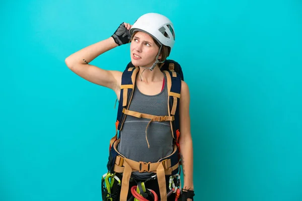 Νεαρή Αγγλίδα Ορειβάτισσα Γυναίκα Απομονωμένη Μπλε Φόντο Αμφιβολίες Και Έκφραση — Φωτογραφία Αρχείου