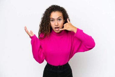 Beyaz arka planda izole edilmiş genç bir Arap kadın telefon jesti yapıyor ve şüphe ediyor