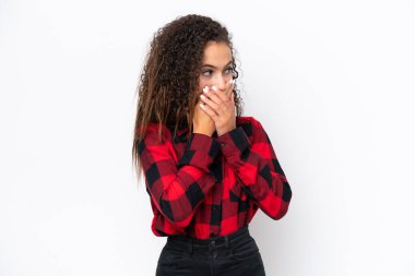 Beyaz arka planda izole edilmiş genç bir Arap kadın ağzını kapatıyor ve yan tarafa bakıyor.