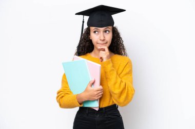 Arap üniversitesinden mezun bir kadın elinde beyaz arka planda kitap tutarken kuşkuları ve düşünceleri var.