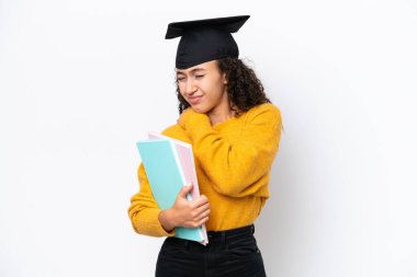 Arap üniversitesi mezunu bir kadın, beyaz arka planda kitap tutuyor. Omuzlarında acıdan muzlarını çekiyor.