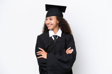 Genç üniversite mezunu, beyaz arka planda izole edilmiş Arap bir kadın.