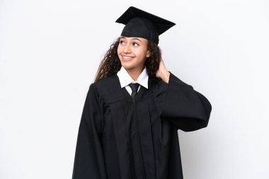 Genç üniversite mezunu Arap bir kadın beyaz arka planda bir fikir düşünüyor.