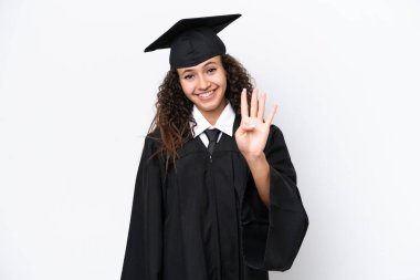 Genç üniversite mezunu Arap bir kadın beyaz arka planda izole edilmiş mutlu ve parmaklarıyla dört kişi sayıyor.