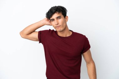 Arjantinli genç adam beyaz arka planda izole edilmiş. Şüpheleri var.