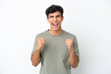 Genç Arjantinli, beyaz arka planda izole edilmiş bir şekilde zaferi kutluyor.