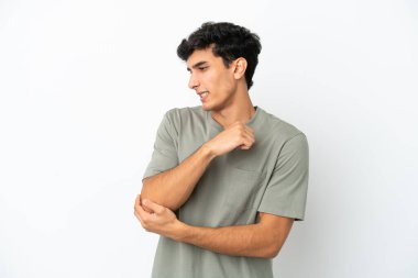 Genç Arjantinli adam beyaz arka planda izole edilmiş, dirsek ağrısı var.