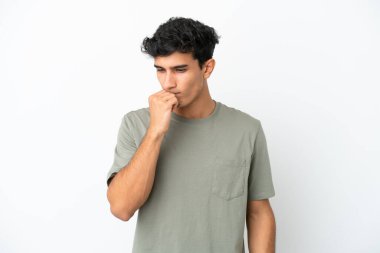 Arjantinli genç adam beyaz arka planda izole edilmiş. Şüpheleri var.