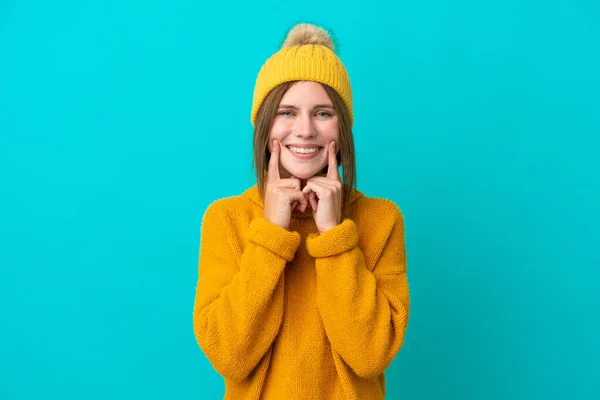 Junge Engländerin Trägt Winterjacke Isoliert Auf Blauem Hintergrund Und Lächelt — Stockfoto