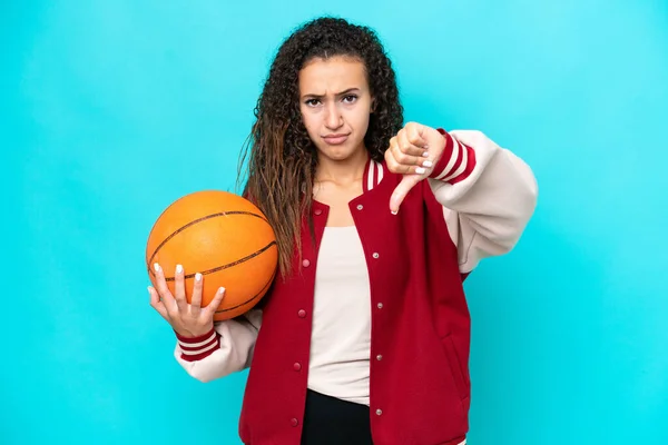 Árabe Jogador Basquete Mulher Isolado Fundo Azul Mostrando Polegar Para — Fotografia de Stock