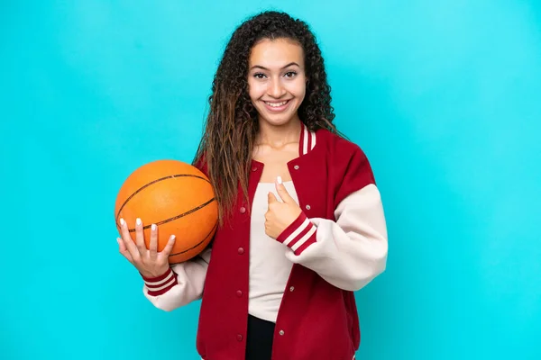 Joueuse Arabe Basket Ball Femme Isolée Sur Fond Bleu Avec — Photo