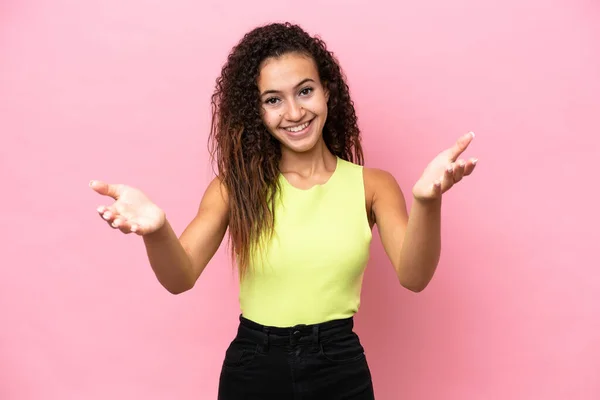 Young Hispanic Woman Isolated Pink Background Presenting Inviting Come Hand — Stock Photo, Image