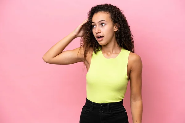 Young Hispanic Woman Isolated Pink Background Surprise Expression While Looking — Stock Photo, Image
