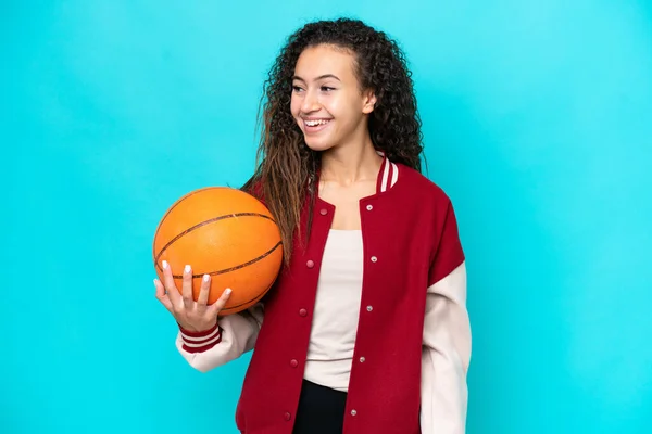 Arabo Giocatore Basket Donna Isolato Sfondo Blu Guardando Lato Sorridente — Foto Stock