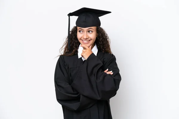 Junge Universitätsabsolventin Arabische Frau Auf Weißem Hintergrund Isoliert Und Zur — Stockfoto
