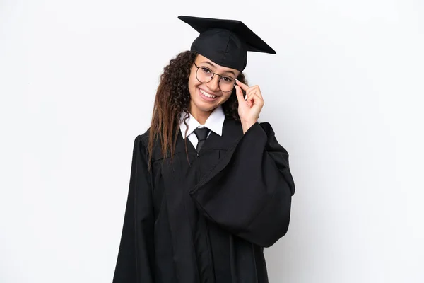 Молодая Выпускница Университета Арабская Женщина Изолирована Белом Фоне Очках Счастлива — стоковое фото