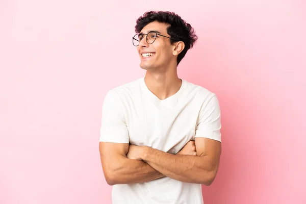 Молодой Аргентинский Мужчина Изолирован Розовом Фоне Счастливый Улыбающийся — стоковое фото