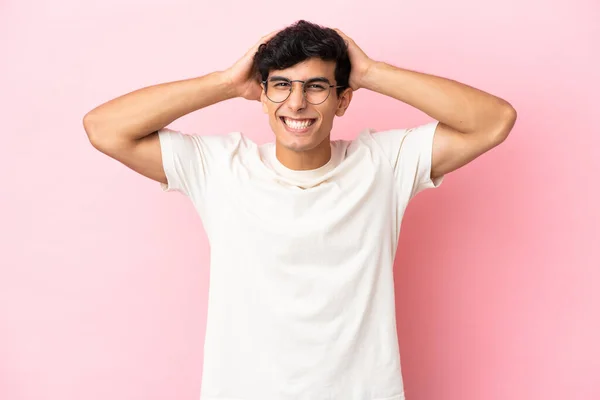 Jonge Argentijnse Man Geïsoleerd Roze Achtergrond Doen Nerveuze Gebaar — Stockfoto