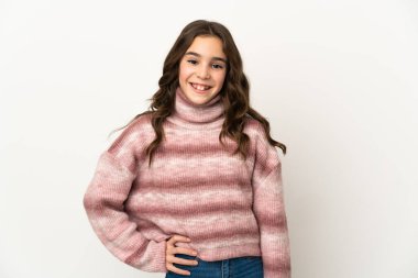 Beyaz arka planda izole edilmiş küçük beyaz kız gülüyor.