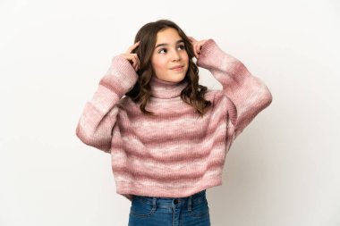 Beyaz arka planda izole edilmiş beyaz bir kız. Şüpheleri ve düşünceleri var.