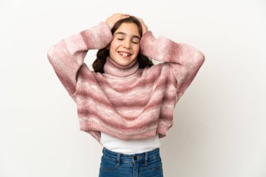 Beyaz arka planda izole edilmiş küçük beyaz kız gülüyor.