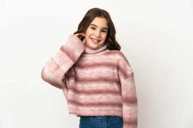 Beyaz arka planda izole edilmiş küçük beyaz kız gülüyor.