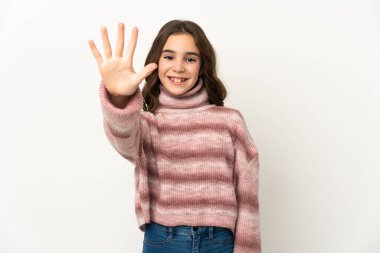 Beyaz arka planda izole edilmiş küçük beyaz kız parmaklarıyla beşi sayıyor.