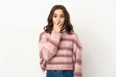 Beyaz arka planda izole edilmiş küçük beyaz kız sağa bakarken şaşırdı ve şok oldu.