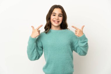 Beyaz arka planda izole edilmiş beyaz bir kız baş parmak hareketi yapıyor.