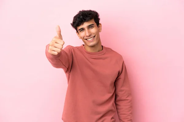 Молодой Аргентинский Мужчина Изолирован Розовом Фоне Большими Пальцами Вверх Потому — стоковое фото