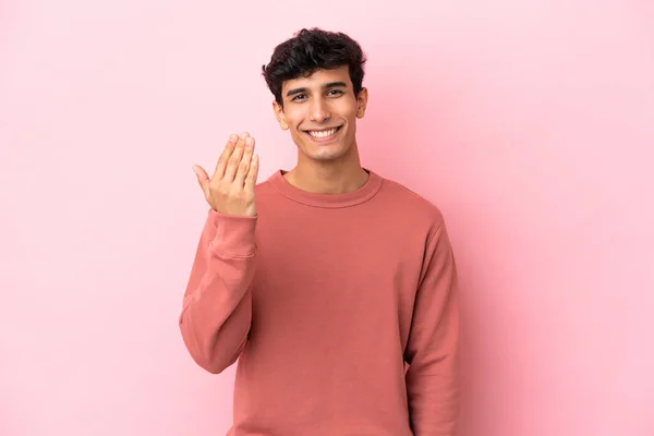 Молодой Аргентинский Мужчина Изолированный Розовом Фоне Приглашает Прийти Рукой Рад — стоковое фото