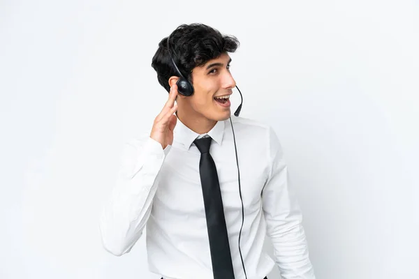 Telemarketer Άνθρωπος Που Εργάζονται Ένα Ακουστικό Απομονώνονται Λευκό Φόντο Ακούγοντας — Φωτογραφία Αρχείου