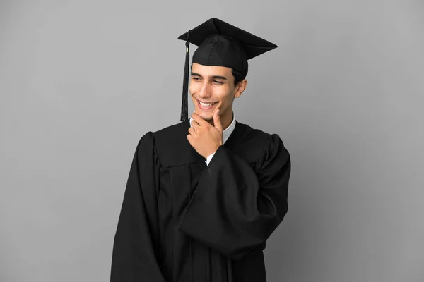 Jonge Argentijnse Universiteit Afgestudeerd Geïsoleerd Grijze Achtergrond Kijken Naar Zijkant — Stockfoto