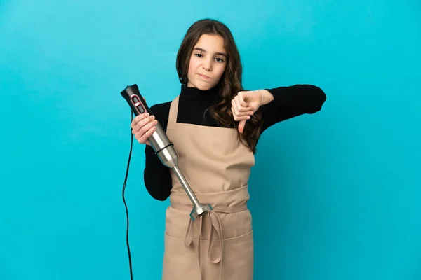 Menina Usando Liquidificador Mão Isolado Fundo Azul Mostrando Polegar Para — Fotografia de Stock