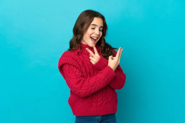 Menina Caucasiana Pouco Isolado Fundo Azul Sorrindo Mostrando Sinal Vitória — Fotografia de Stock