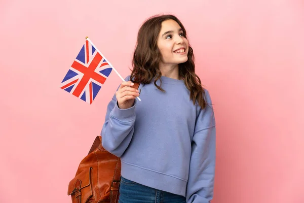 Malá Dívka Drží Vlajku Spojeného Království Izolované Růžovém Pozadí Myšlení — Stock fotografie